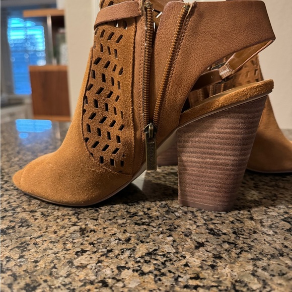 Cute!! BCBG Slightly used Suede Booties Camel color Size 9 1/2 4” heel Zip sides - Picture 5 of 15